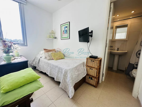 Alquiler De Apartamento De 3 Dormitorios + Dependencia En Amplia Planta En Playa Brava