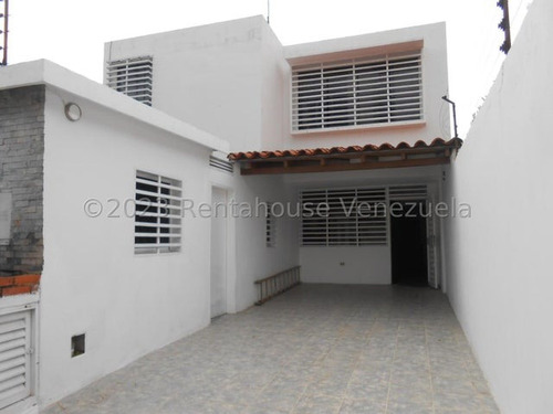 Amplia Y Moderna Casa En Venta Este De Barquisimeto. Urbanizacion Nueva Segovia 24-18009 As-m