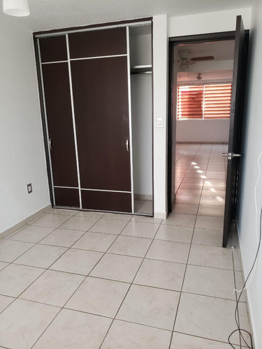 Departamento En Último Piso Sobre Eje Central