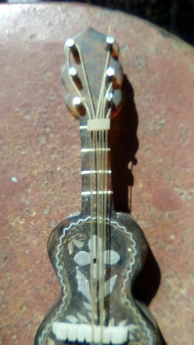 Muy Fina Miniatura Guitarra Encastre Nacar