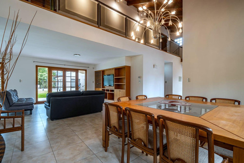 Venta/permuta Casa De 4 Dormitorios Con Amenities. San Marino, Funes Hills.