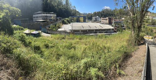 Terreno Terraceado A Orillas De La Carretera Panamericana