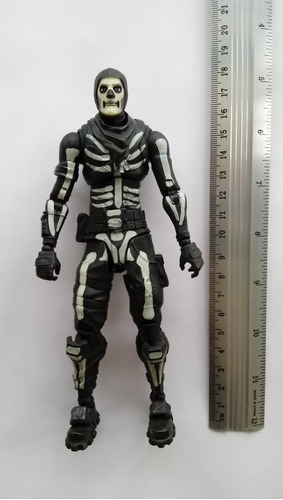 Figura Skull Trooper Glow Fortnite Mcfarlene 18cm