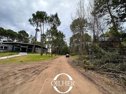 Lote En Venta! Zona Golf Ubicado En Cariló. Ñandu Y Gomero.