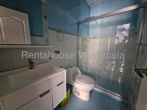 Jip 25-20572. Rentahouse Alquila Encantador Townhouse De 160 Mts2, 4 Hab., 3 Salas De Baños, 2 P/e. Excelente Ubicacion. En Urb. Los Andes, La Victoria.