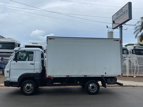 Imagem 2 de 9 de Volkswagen 5150 4x2 C/ Bau