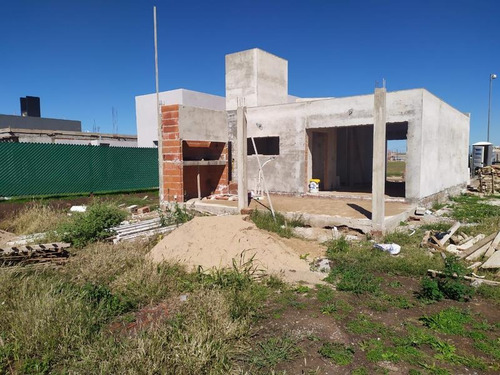 Imagen 6 de 6 de Casa En Venta En Docta. 2 Dormitorios, Doble Cochera Y Galería Con Asador. Recibe Menor.