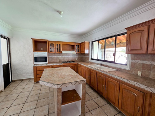 Casa En Venta En Fraccionamiento Privado, En Lomas De Atzingo, Cuernavaca.