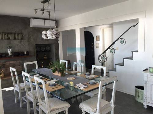 Exclusiva Casa Sobre La Playa De Solanas. Excelentes Vistas, Piscina Y Parrillero Con Vista Al Mar. - Ref: 5678