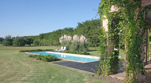 Imagen 2 de 19 de Espectacular Casa En Club De Polo En Lobos