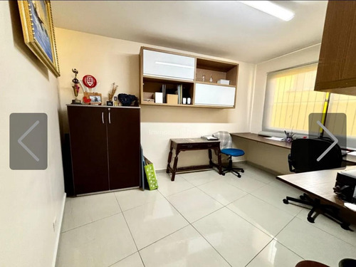 Vende-se Casa De 250m² Construídos, 4 Quartos (1 Suite) E 3 Vagas - Próximo Shopping Interlagos