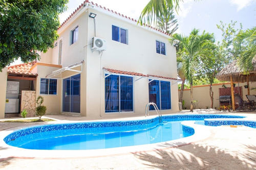 Imagen 3 de 30 de Exquisita Casa En Bávaro Con Piscina Y Amueblada