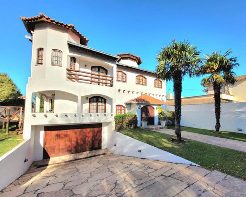 Chalet De Estilo Colonial En Barrio Las Farolas (parque Luro)