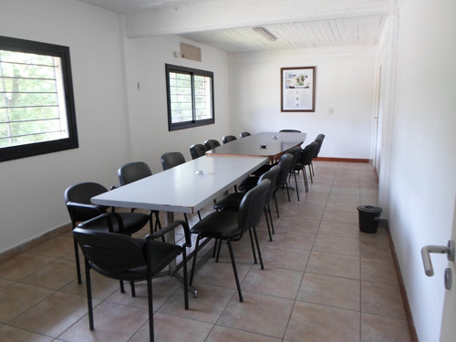 Hermoso Salon, Excelente Ubicacion, Unico En La Zona