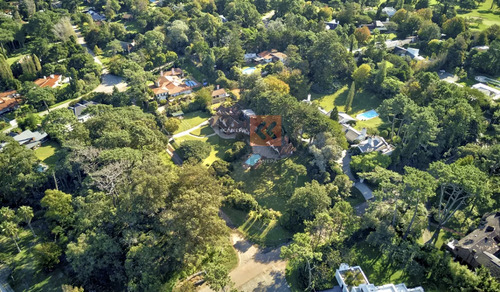 Destacada Casa Del Arquitecto Arturo J. Dubourg A La Venta En El Golf