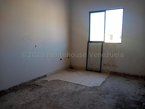 Imagen 13 de 16 de Obra Gris Cocina En Mampostería Con Tope De Granito. Baño En Planta Baja Remodelado Tanque De Agua Subterráneo, Línea Cantv. Conjunto Exclusivo De Solo 52 Th. Agua De Pozo. Vigilancia Privada 24 Hrs.