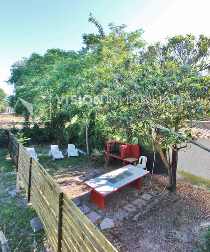 Oportunidad Inversión Venta De Propiedad Para Renta Con 3 Viviendas Ya Alquiladas En Las Toscas Sur : Casa Principal Al Frente Con 3 Dormitorios, Piscina, Más Un Edificio Al Fondo Con Dos Apartamentos