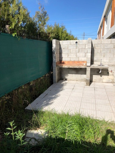 Calle 27 E/ 462 Y 464 City Bell. Dúplex En Venta 2 Dormitori