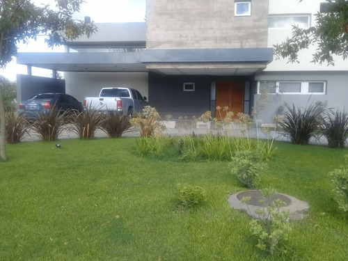 Casa Minimalista En Barrio Privado Terravista