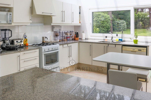 Imagen 7 de 15 de Impecable Casa Para Vivir Todo El Año, A Pasos De Punta Shop