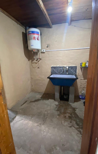 Casa En Venta - 2 Dormitorios 1 Baño - Cochera - 200mts2 - Lomas De Zamora