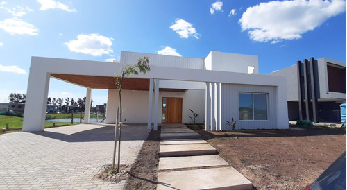 Casa En  Venta Al Lago En Santa Ana - Villa Nueva