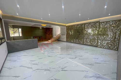 Espectacular Casa En Venta En Bosques De Las Lomas, Varios Niveles Con Jardín Y Remodelada