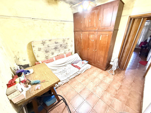 Casa En Venta De 4 Ambientes Con Jarín Y Cochera - Avellaneda