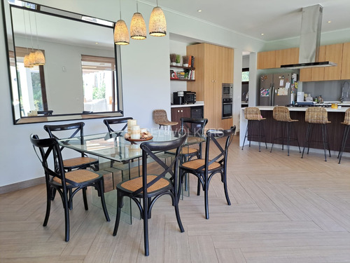 Casa Moderna De Un Piso Con Amplios Espacios En Arriendo