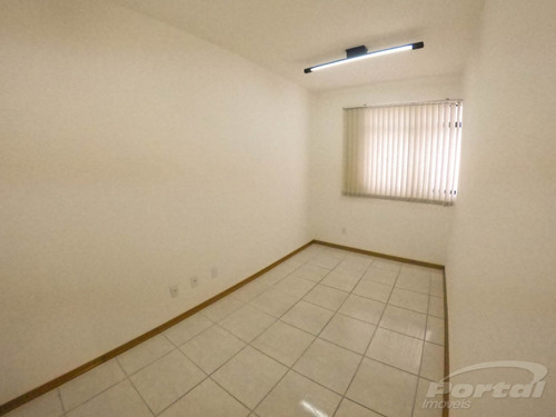 Sala Comercial Localizada No Bairro Centro Com Aproximadamente 45,00 M² Com Divisórias Formando 2 Ambientes, 01 Banheiro E Demais Dependências. - 3573521l