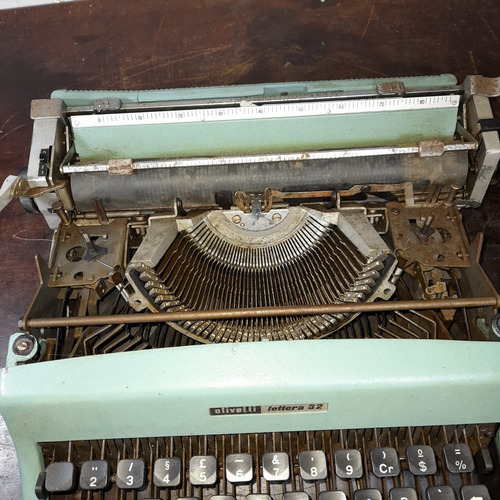 Imagem 8 de 8 de Máquina De Escrever Lettera 32 Conserto Peças Ou Decoração