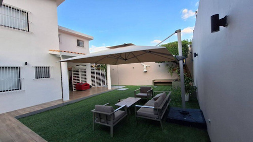 T.r. Vende Casa Totalmente Remodelada En Calle Cerrada En La Urbanizacion Trigal Sur Cod. 288461