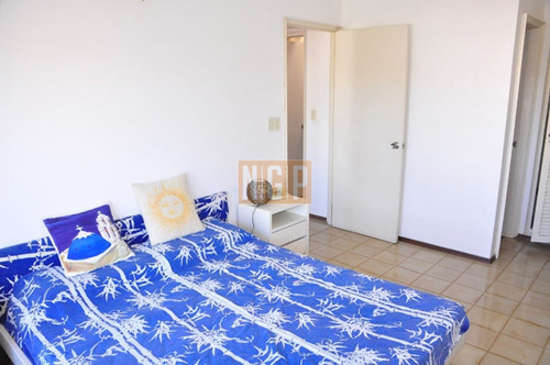 Apartamento En Mansa, 2 Dormitorios - Ref: 3876