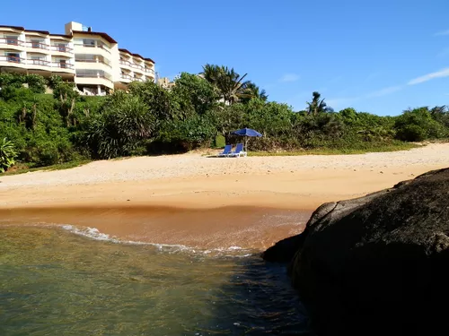 Pousada Em Guarapari Com 02 Piscinas E Praia Privativa