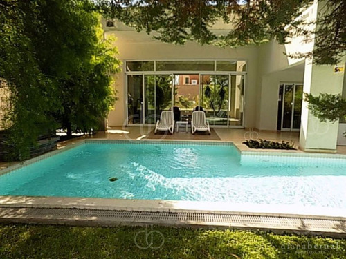 Imagen 2 de 28 de Casa En Mansa, 4 Dormitorios, Piscina Climatizada, En Barrio Privado, Punta Del Este