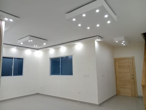 Hermosa Casa En Venta De 3 Niveles En La Zona Oriental.