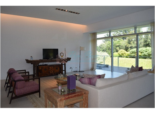 Apartamento En Brava, 3 Dormitorios *- Ref: 2566