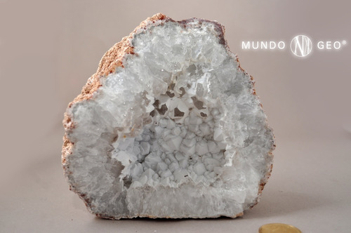 Geoda De Cuarzo Cristal Diente Revestida En Material Blanco