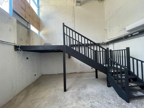 Arriendo Local Comercial De 154m2 En Subt., Metro Santa Ana