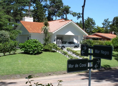Excelente Propiedad A La Venta En Muy Buena Ubicación, Amplio Terreno Con Piscina