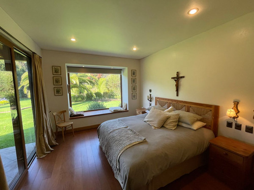Casa Con Gran Jardín Formado En Dos Sitios