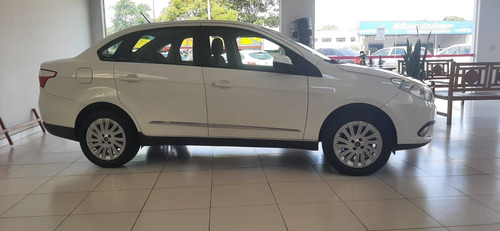 Imagem 3 de 9 de Fiat Siena 1.6 Mpi Essence 16v Flex 4p Manual