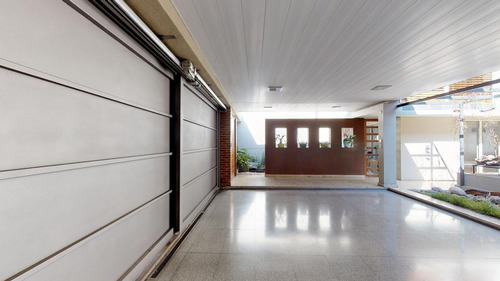 Imagen 2 de 14 de Casa Amplia - Moderna Con Parque C 21 E 63 Y 64