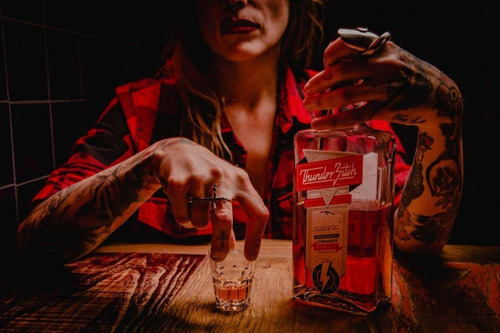Imagen 5 de 6 de Whisky Licor Thunder Bitch Bourbon Con Canela 700ml