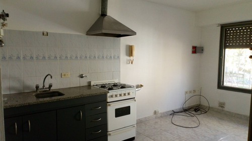Venta Local En La Plata Con Depósito, Subsuelo, Oficina, Baño Y Patio + 3 Monoambientes. Propiedad En Block, Ideal Inversión