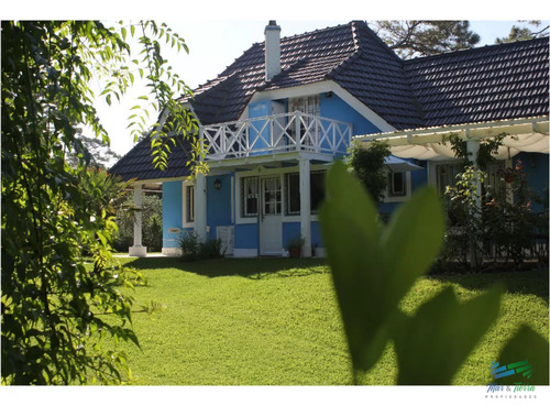 En Venta Y Alquiler... Casa En Excelente Zona, Distribuida En Dos Plantas.