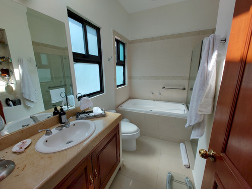 Casa Residencia En Venta En Lomas De Jiutepec.
