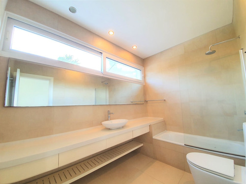 Casa En Venta En San Isidro, Barrio Santa Rita