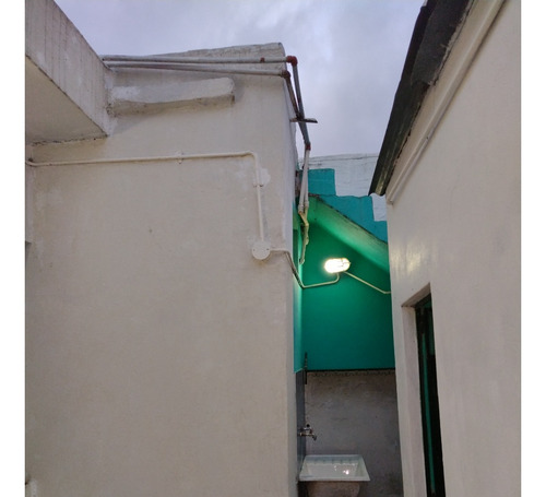 Casa Con Garaje Descubierto, Amplio Frente, Fondo Con Árboles Frutales Y Quincho