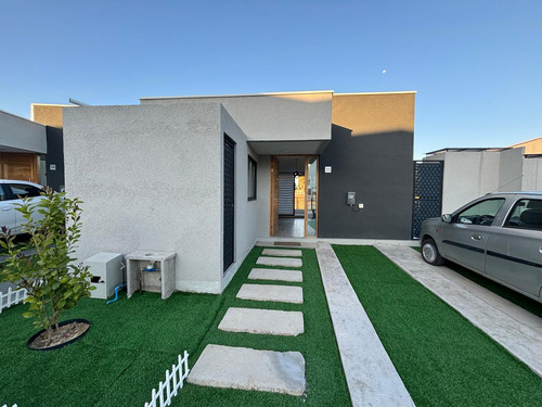Amplia Casa 3d/3b En Condominio Con Áreas Comunes